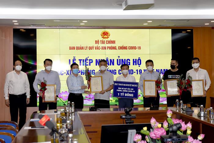 (Ông Phạm Mạnh Thường - Tổng Giám đốc DATC nhận Giấy chứng nhận ủng hộ Quỹ vắc-xin phòng, chống COVID-19)